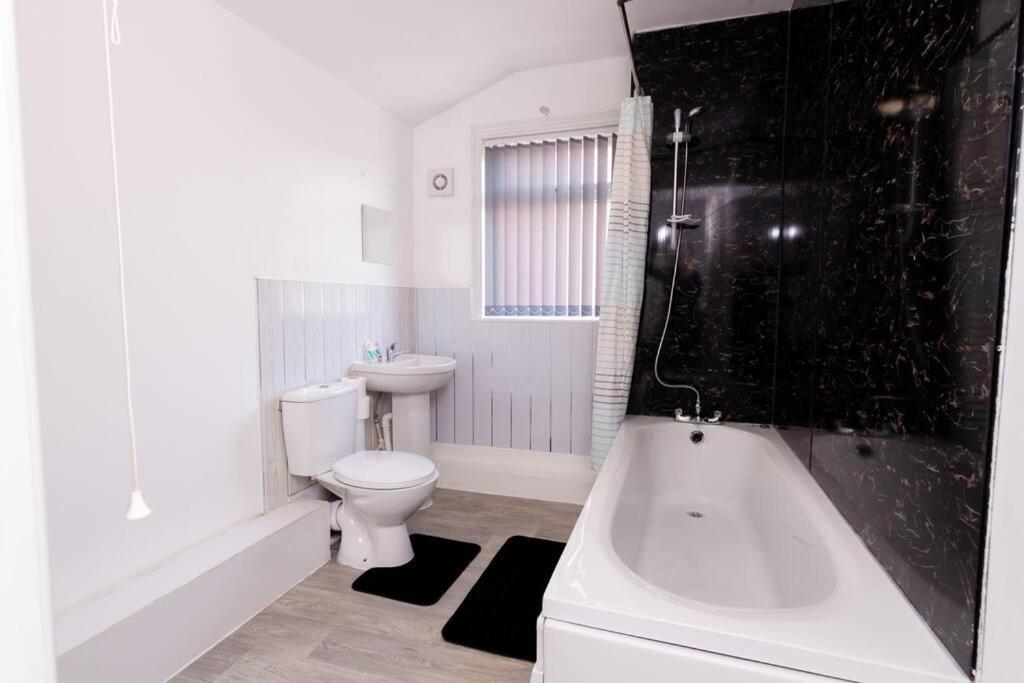 4 - Chic Private In Apartment Sheffield