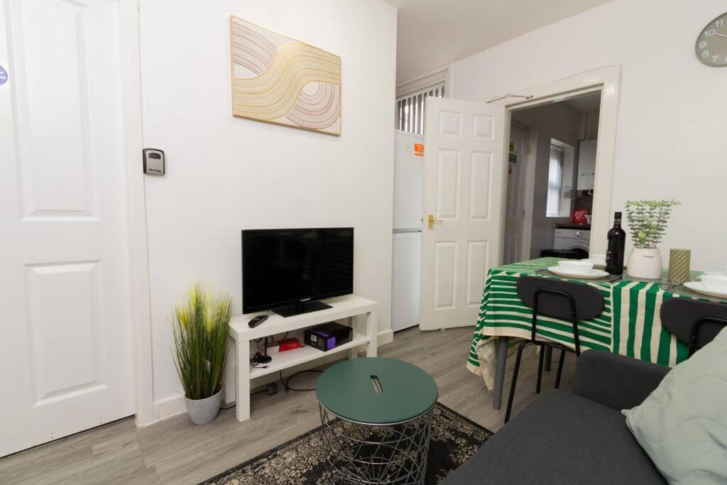 Apartment 4 - Chic Private In *