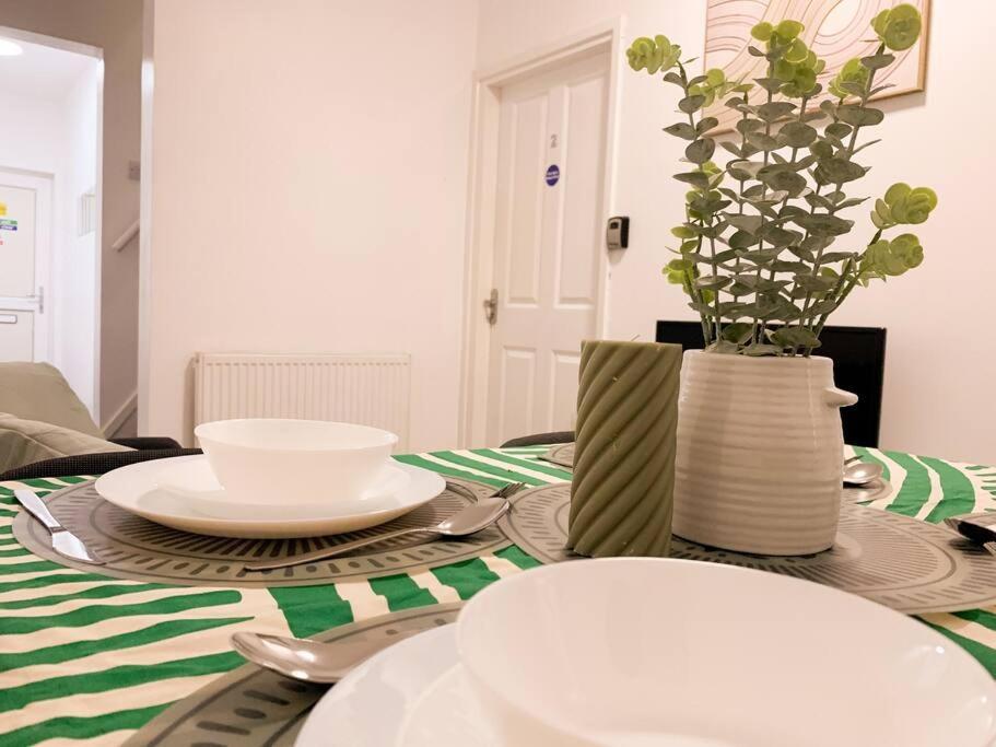 4 - Chic Private In Apartment *